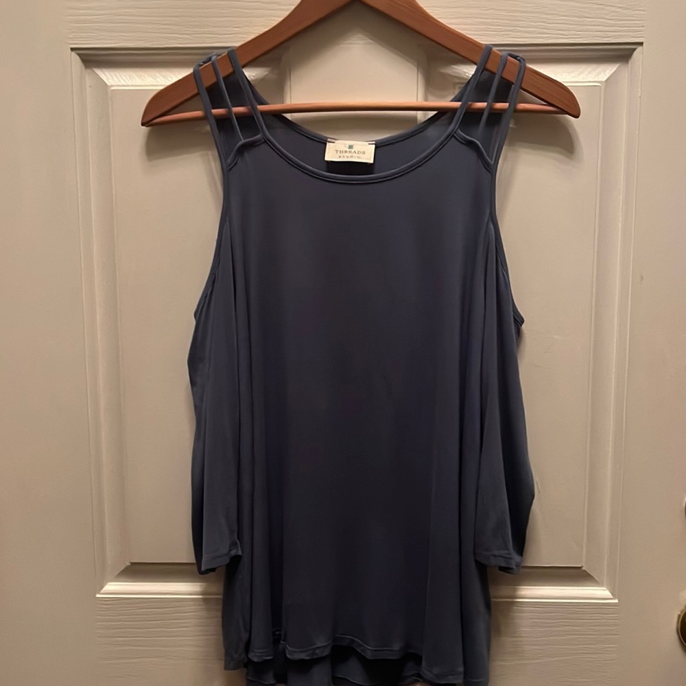 PRE-OWNED THREADS STUDIO JUNIORS COLD SHOULER 3/4 SLEEVE KNIT TOP- LARGE
